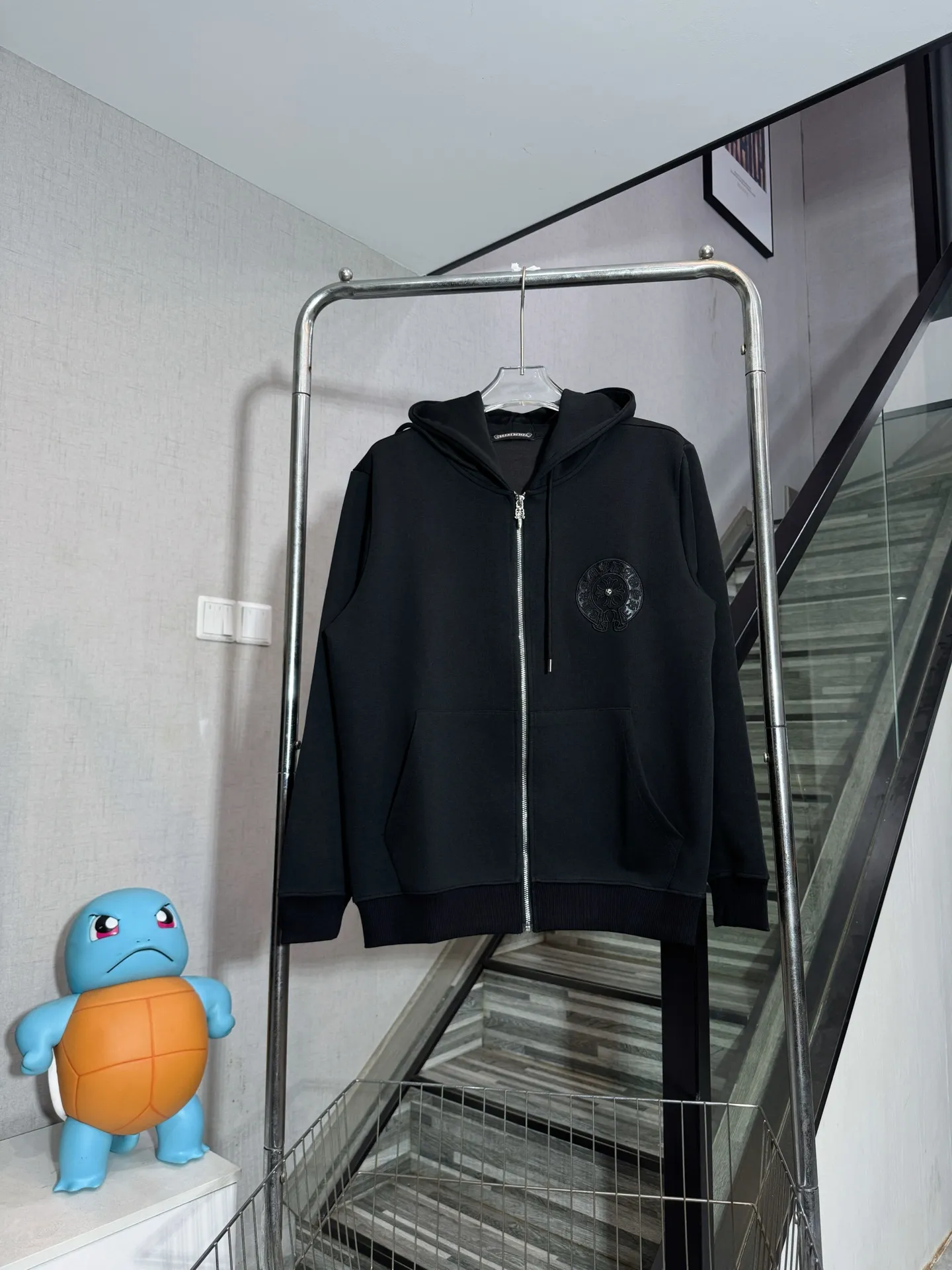 P330 model number: HE387 Chromehearts-Chrome heart embroidered leather label hooded jacket The fabric is made of 450g high-weight pure cotton composite fabric. The upper body of the fabric is smooth and three-dimensional, with a soft hand feel. The overall clothing is made of heavy embroidery + laser cutting patches + customized original Croxinliutin. The workmanship of the clothes is very heavy, and the details are well controlled. The original hardware sliders and zippers are customized, and the hat is also heavily embroidered. The overall effect is excellent. The original original label, three complete labels, large factory workmanship, Kuaishou Internet celebrity Xiaohongshu popular.  Color: Black Size: S M L XL